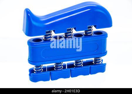 Hand Grip Strengthener in blau isoliert auf weißem Hintergrund Stockfoto