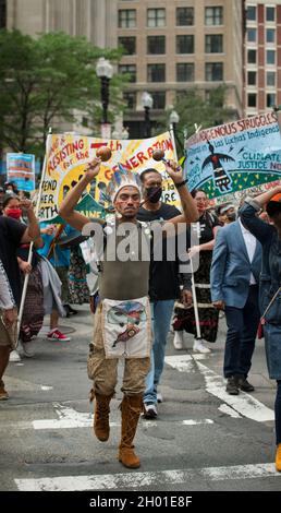 Boston, Massachusetts, USA. Oktober 2021. Kundgebung zur Unterstützung des Tages der indigenen Völker, Boston, Massachusetts, USA. 09 Okt. 2021. Mehr als 500 Indianer und Unterstützer versammelten sich beim Boston Common und marschierten durch das Zentrum von Boston zum Wasser im Christopher Columbus Park. Anfang der Woche unterzeichnete der amtierende Bürgermeister von Boston, Kim Janey, einen Executive Order, der am zweiten Montag im Oktober den „Tag der indigenen Völker“ in Boston vornahm. Im Oktober 2021 haben acht US-Bundesstaaten und Washington D.C. den Tag der indigenen Völker zum Feiertag erklärt. Kredit: Chuck Nacke / Alamy Gutschrift: Chuck Nacke/Alamy Live Stockfoto