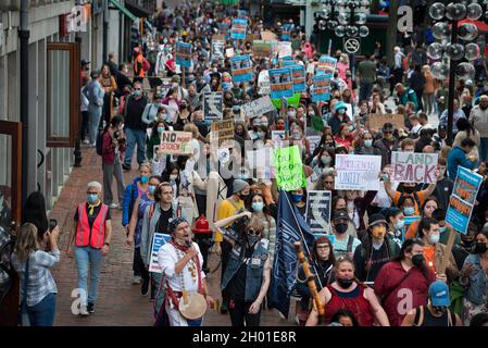 Boston, Massachusetts, USA. Oktober 2021. Kundgebung zur Unterstützung des Tages der indigenen Völker, Boston, Massachusetts, USA. 09 Okt. 2021. Mehr als 500 Indianer und Unterstützer versammelten sich beim Boston Common und marschierten durch das Zentrum von Boston zum Wasser im Christopher Columbus Park. Anfang der Woche unterzeichnete der amtierende Bürgermeister von Boston, Kim Janey, einen Executive Order, der am zweiten Montag im Oktober den „Tag der indigenen Völker“ in Boston vornahm. Im Oktober 2021 haben acht US-Bundesstaaten und Washington D.C. den Tag der indigenen Völker zum Feiertag erklärt. Kredit: Chuck Nacke / Alamy Gutschrift: Chuck Nacke/Alamy Live Stockfoto