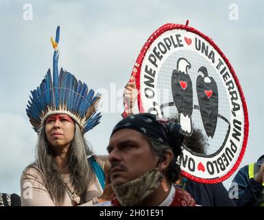 Boston, Massachusetts, USA. Oktober 2021. Kundgebung zur Unterstützung des Tages der indigenen Völker, Boston, Massachusetts, USA. 09 Okt. 2021. Mehr als 500 Indianer und Unterstützer versammelten sich beim Boston Common und marschierten durch das Zentrum von Boston zum Wasser im Christopher Columbus Park. Anfang der Woche unterzeichnete der amtierende Bürgermeister von Boston, Kim Janey, einen Executive Order, der am zweiten Montag im Oktober den „Tag der indigenen Völker“ in Boston vornahm. Im Oktober 2021 haben acht US-Bundesstaaten und Washington D.C. den Tag der indigenen Völker zum Feiertag erklärt. Kredit: Chuck Nacke / Alamy Gutschrift: Chuck Nacke/Alamy Live Stockfoto