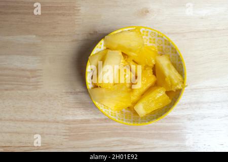 Bild von oben der gelben Schale mit Pizzastücken für einen Obstsnack Stockfoto