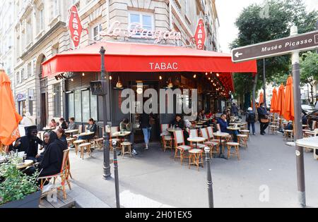 Paris, France-October 07, 2021 : am Schnittpunkt von drei sehr belebten Straßen im Pariser Viertel Haut Marais ist Le Progres typisch Parisia Stockfoto
