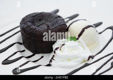 Schokoladencoulant mit Rahm und Vanilleeis. Stockfoto