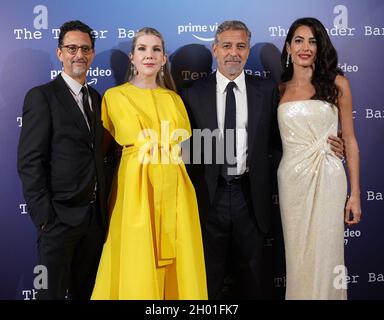 (Von links nach rechts) der amerikanische Schauspieler, Filmproduzent, Drehbuchautor und Regisseur Grant Heslov, die amerikanische Schauspielerin Lily Rabe und George Clooney und seine Frau Amal im Nomad Hotel, London während des BFI London Film Festival. Bilddatum: Sonntag, 10. Oktober 2021. Stockfoto