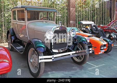 CHARKOW, UKRAINE - 18. APRIL 2019: Es ist Replik alten klassischen Motorwagen Ford Modell A.. Stockfoto