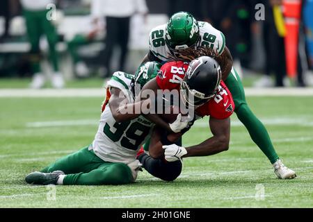 London, Großbritannien. 10. Oktober 2021; Tottenham Hotspur Stadium, London, England; NFL UK Series, Atlanta Falcons versus New York Jets: Atlanta Falcons läuft zurück Cordarrelle Patterson (84) wird von den New York Jets Jarrod Wilson (39) und Brandin Echols (26) angegangen Credit: Action Plus Sports Images/Alamy Live News Stockfoto