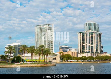 Moderne Skyline einschließlich Signature Place, Bayfront Tower und ein St. Petersburg vom Dan Wheldon Way in der Innenstadt von St. Petersburg, Florida, USA. Stockfoto
