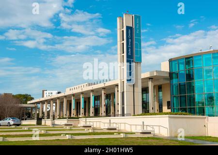 Duke Energy Center for the Performing Arts and Mahaffey Theatre in der 1st Street im Zentrum von St. Petersburg, Florida, USA. Stockfoto