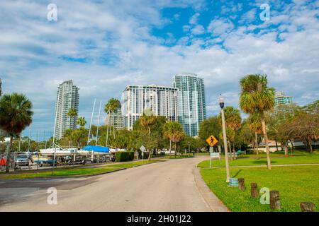 Moderne Skyline einschließlich Signature Place, Bayfront Tower und ein St. Petersburg vom Demens Landing Park in der Innenstadt von St. Petersburg, Florida FL, Stockfoto