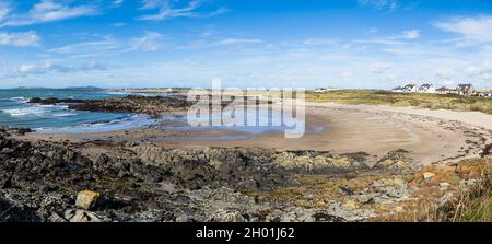 Ein Panorama der schönen Bucht von Porth Trecastell an der Küste von Anglesey, Nordwales, im Oktober 2021. Stockfoto