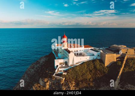 Luftaufnahme des Leuchtturms von Cabo De Sao Vicente oder des Kaps von Saint Vincent auf hohen Klippen in der Nähe des Atlantiks Stockfoto