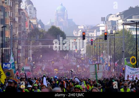 Brüssel, Belgien. Oktober 2021. Tausende von Menschen nehmen am 10. Oktober 2021 in Brüssel, Belgien, an einer Demonstration gegen den Klimawandel im Vorfeld des Klimagipfels COP26 Teil. Kredit: ALEXANDROS MICHAILIDIS/Alamy Live Nachrichten Stockfoto