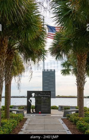 Gedenkstätte für die St. Petersburger Polizei mit US-Nationalflagge im Demens Landing Park in der Innenstadt von St. Petersburg, Florida, USA. Stockfoto