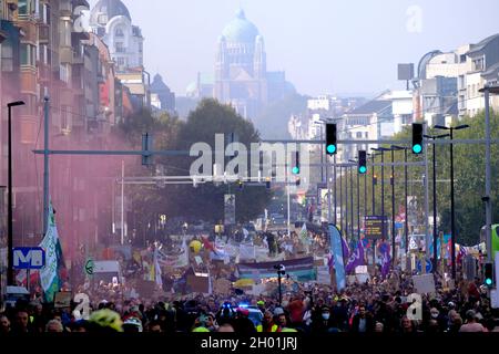 Brüssel, Belgien. Oktober 2021. Tausende von Menschen nehmen am 10. Oktober 2021 in Brüssel, Belgien, an einer Demonstration gegen den Klimawandel im Vorfeld des Klimagipfels COP26 Teil. Kredit: ALEXANDROS MICHAILIDIS/Alamy Live Nachrichten Stockfoto