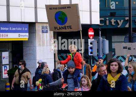 Brüssel, Belgien. Oktober 2021. Tausende von Menschen nehmen am 10. Oktober 2021 in Brüssel, Belgien, an einer Demonstration gegen den Klimawandel im Vorfeld des Klimagipfels COP26 Teil. Kredit: ALEXANDROS MICHAILIDIS/Alamy Live Nachrichten Stockfoto