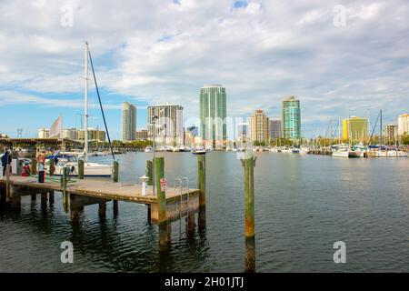 Moderne Skyline der Stadt, einschließlich Signature Place, Bayfront Tower, einem St. Petersburg und Ovation Gebäude vom Demens Landing Park in der Innenstadt von St. Peters Stockfoto