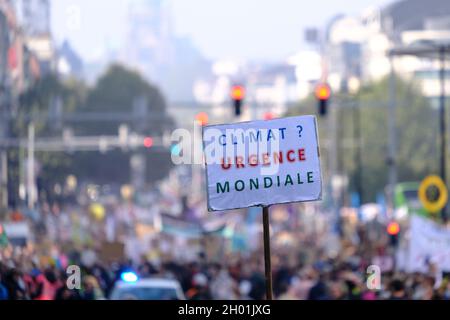 Brüssel, Belgien. Oktober 2021. Tausende von Menschen nehmen am 10. Oktober 2021 in Brüssel, Belgien, an einer Demonstration gegen den Klimawandel im Vorfeld des Klimagipfels COP26 Teil. Kredit: ALEXANDROS MICHAILIDIS/Alamy Live Nachrichten Stockfoto