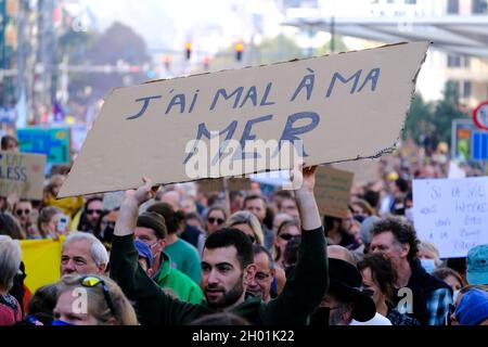 Brüssel, Belgien. Oktober 2021. Tausende von Menschen nehmen am 10. Oktober 2021 in Brüssel, Belgien, an einer Demonstration gegen den Klimawandel im Vorfeld des Klimagipfels COP26 Teil. Kredit: ALEXANDROS MICHAILIDIS/Alamy Live Nachrichten Stockfoto