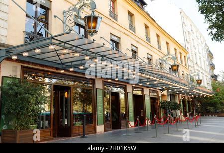 Paris, France-October 07, 2021 : Eingang des Bouillon Chartier - historisches Restaurant am Temple Boulevard im 3. Arrondissement von Paris. Das war es Stockfoto