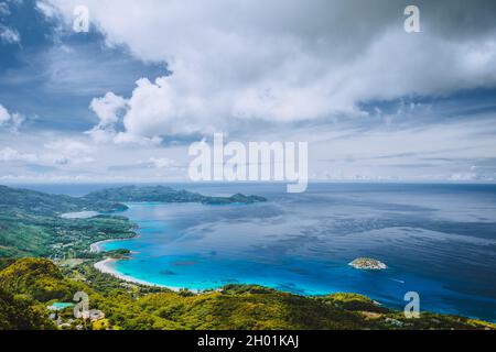 Mahe Island, Seychellen. Panoramablick auf die insel therese, Bucht ternay vom aussichtspunkt morne blanc Stockfoto