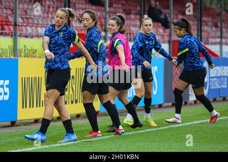 Crawley, Großbritannien. Dezember 2019. Die Sporn wärmen sich während des Superligaspiels der Frauen zwischen Brighton & Hove Albion und Tottenham Hotspur im People's Pension Stadium in Crawley auf. Kredit: SPP Sport Pressefoto. /Alamy Live News Stockfoto