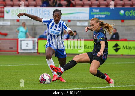 Crawley, Großbritannien. Dezember 2019. Danielle Carter (18 Brighton) hat Brighton beim Super League-Spiel der Frauen zwischen Brighton & Hove Albion und Tottenham Hotspur im People's Pension Stadium in Crawley nicht mit zwei Spielern in den Vordergrund gestellt. Kredit: SPP Sport Pressefoto. /Alamy Live News Stockfoto
