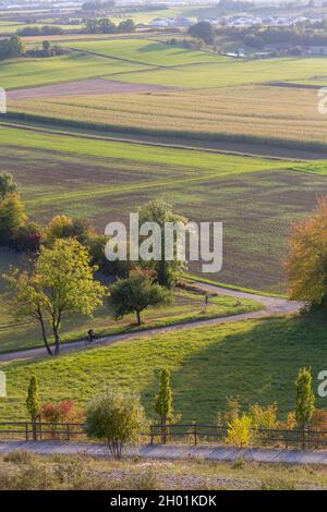 Coburg, Deutschland. Mai 2021. Ein Radfahrer genießt das spektakuläre Oktoberlicht in der Nähe von Coburg an diesem Abend, wenn die Sonne untergeht. Kredit: Clearpiximages / Alamy Live Nachrichten Stockfoto