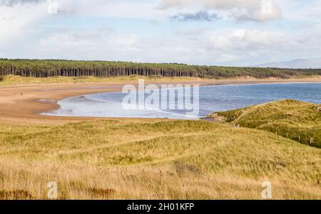 Mit Blick auf die Sanddünen auf Llanddwyn Island in Richtung Newborough Warren an der Küste von Anglesey, Nordwales, gesehen im Oktober 2021. Stockfoto