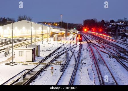 Züge stehen noch unter starkem Schnee im Winter auf nationalen Netz Bahngleise , Verkehrssignalisierung , Süd-London England UK Wetter Stockfoto