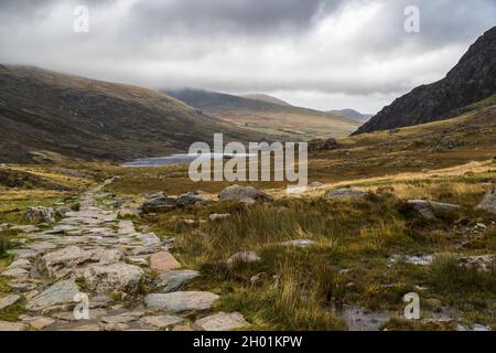 Im Herbst 2021 führen felsige Stufen zum Ogwen-See im Herzen des Snowdonia-Nationalparks. Stockfoto