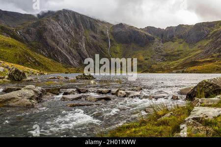 Im Oktober 2021 fließt das Wasser im Lake Idwal im Snowdonia National Park in Richtung Ogwen. Stockfoto