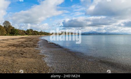 Ein Panorama mit mehreren Bildern auf den Strand von Llanbedrog an der Küste von Nordwales. Stockfoto