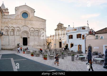 Termoli, Molise, Italien -08-14-2021- der Platz der Kathedrale Santa Maria della Purificazione. Stockfoto