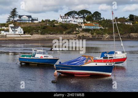Drei Boote in Abersoch, die bei Ebbe im Oktober 2021 während eines Besuchs in Nord-Wales gesehen wurden. Stockfoto