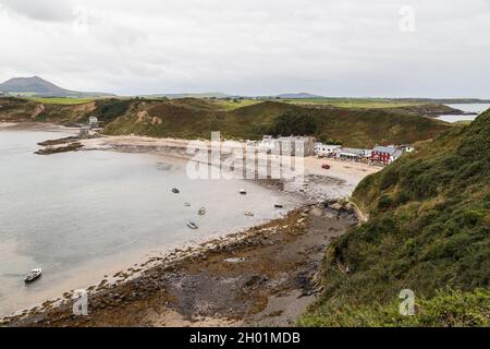 Blick von den Klippen auf den Strand von Morfa Nefyn an der Küste von Nordwales im Oktober 2021. Stockfoto