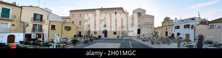 Termoli, Molise, Italien -08-14-2021- Panorama des Platzes der Kathedrale Santa Maria della Purificazione. Stockfoto