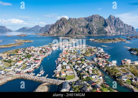 Luftaufnahme über das Fischerdorf Henningsvaer, Lofoten, Norwegen Stockfoto