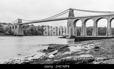 Ein Schwarz-Weiß-Bild der massiven Menai-Hängebrücke, die im Oktober 2021 an der Küste von Nordwales gesehen wurde. Stockfoto