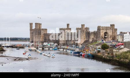 Caernarfon Waterfront und Schloss, die zum UNESCO-Weltkulturerbe gehören, wurden im Oktober 2021 an der Küste von Nordwales gesehen. Stockfoto