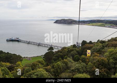 Seilbahnen, die von Llandudno über den Great Orme zum Gipfel des Great Orme an der Küste von Nordwales fahren, wurden im Oktober 2021 aufgenommen. Stockfoto
