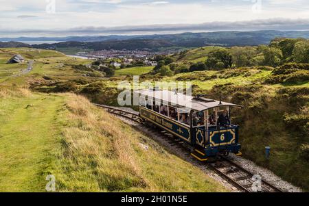 Touristen, die eine Fahrt mit der Great Orme Straßenbahn genießen, die zum Gipfel von Llandudno an der Küste von Nordwales fährt, im Oktober 2021. Stockfoto