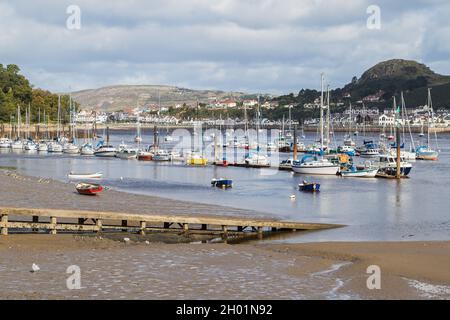 Ein Slipway, der für kleine Boote zum ein- und Aussteigen in Conwy in Nordwales verwendet wurde, gesehen im Oktober 2021. Stockfoto