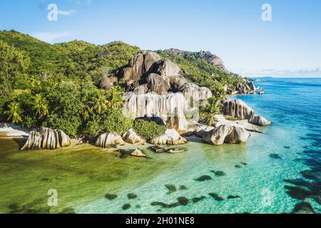 Luftbild der Seychellen tropischen Strand Anse Source D'Argent im Abendlicht auf La Digue Insel, Highlights Seychellen Stockfoto
