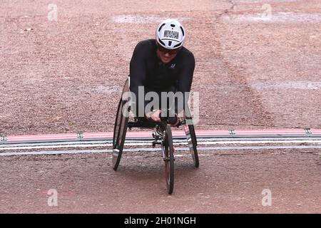 Patrick Monahan aus Irland landet beim 2021 Virgin Money London Marathon für Männer im Rollstuhl. Stockfoto