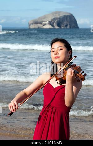 Der außerordentlich talentierte junge Violinist Coco Tomita wurde dieses Wochenende von Simon Callaghan bei der Aufführung im Lammermuir begleitet Stockfoto