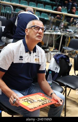 Aza Petrovic (Cheftrainer von Carpegna Prosciutto Pesaro) während der Serie A1 italienischen LBA Basketball-Meisterschaft Spiel Kigili Fortitudo Bologna gegen. Carpegna Prosciutto Victoria Libertas Pallacanestro Pesaro im Sportpalast Paladozza - Bologna, 10. Oktober 2021 Stockfoto
