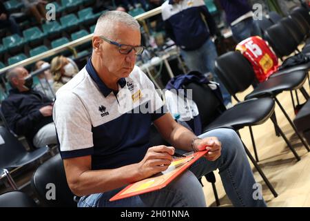 Aza Petrovic (Cheftrainer von Carpegna Prosciutto Pesaro) während der Serie A1 italienischen LBA Basketball-Meisterschaft Spiel Kigili Fortitudo Bologna gegen. Carpegna Prosciutto Victoria Libertas Pallacanestro Pesaro im Sportpalast Paladozza - Bologna, 10. Oktober 2021 Stockfoto