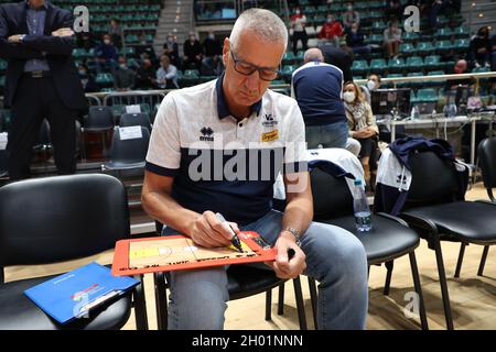 Aza Petrovic (Cheftrainer von Carpegna Prosciutto Pesaro) während der Serie A1 italienischen LBA Basketball-Meisterschaft Spiel Kigili Fortitudo Bologna gegen. Carpegna Prosciutto Victoria Libertas Pallacanestro Pesaro im Sportpalast Paladozza - Bologna, 10. Oktober 2021 Stockfoto