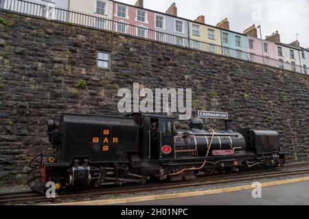 NG/G16 Dampfzug Beyer-Garratt im Oktober 2021 im Bahnhof Caernarfon in Nordwales. Stockfoto