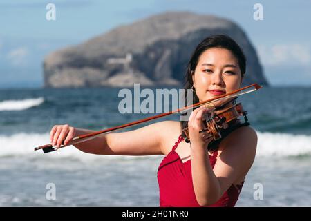 Der außerordentlich talentierte junge Violinist Coco Tomita wurde dieses Wochenende von Simon Callaghan bei der Aufführung im Lammermuir begleitet Stockfoto